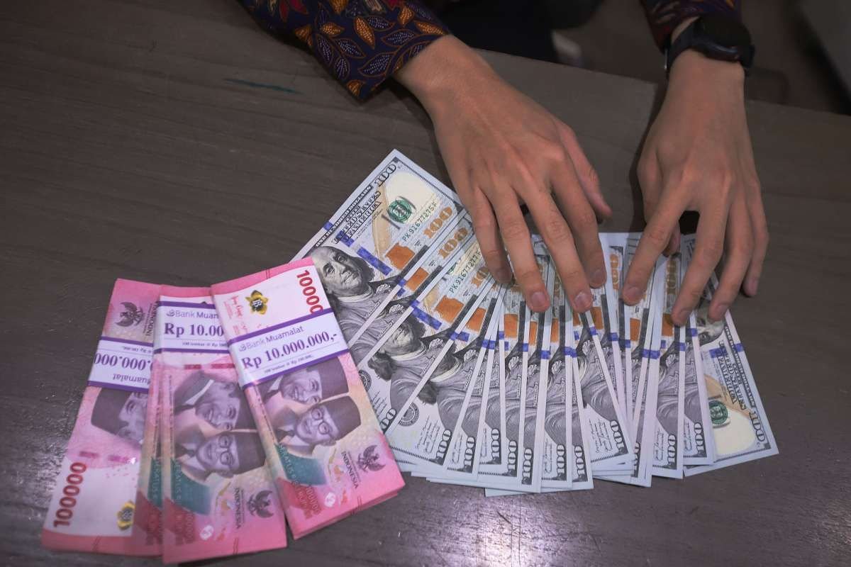 Rupiah Tertekan, Dibuka Melemah ke Level Rp17.289 per Dolar AS