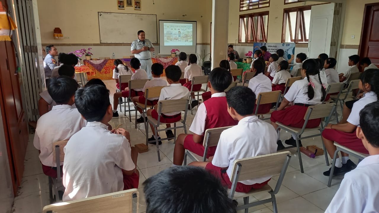 Tanamkan Budaya Tertib Sejak Dini, Sosialisasi Keselamatan Lalu Lintas Digelar di SDN 4 Abiansemal Tanamkan Budaya Tertib Sejak Dini, Sosialisasi Keselamatan Lalu Lintas Digelar di SDN 4 Abiansemal