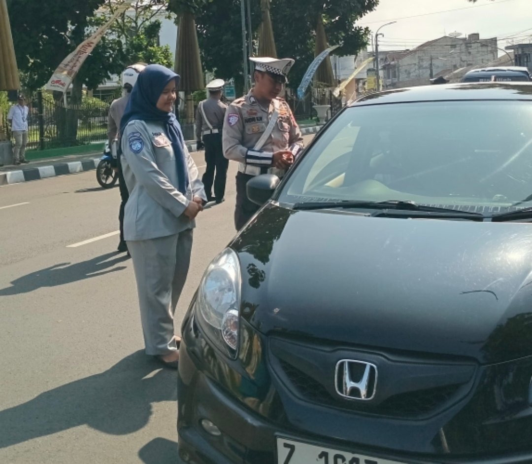 PT Jasa Raharja Bersama Tim Pembina Samsat Kota Tasikmalaya Gelar Operasi Gabungan di Taman Kota HZ Mustofa PT Jasa Raharja Bersama Tim Pembina Samsat Kota Tasikmalaya Gelar Operasi Gabungan di Taman Kota HZ Mustofa