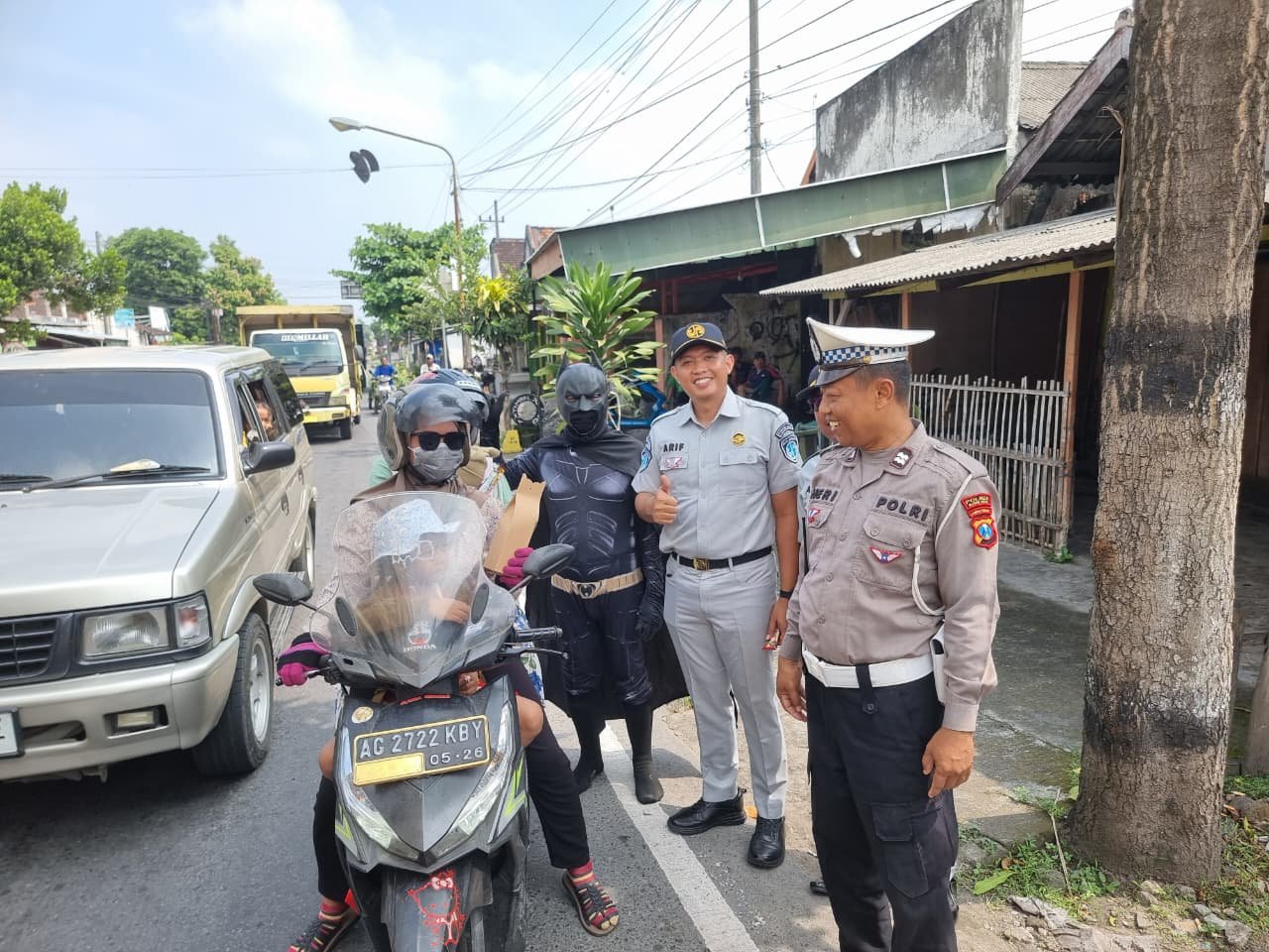 Batman Turun Ke Jalan, Bersama Satlantas Polres Blitar Kota & Jasa Raharja Kampanyekan Keselamatan Berkendara Batman Turun Ke Jalan, Bersama Satlantas Polres Blitar Kota & Jasa Raharja Kampanyekan Keselamatan Berkendara