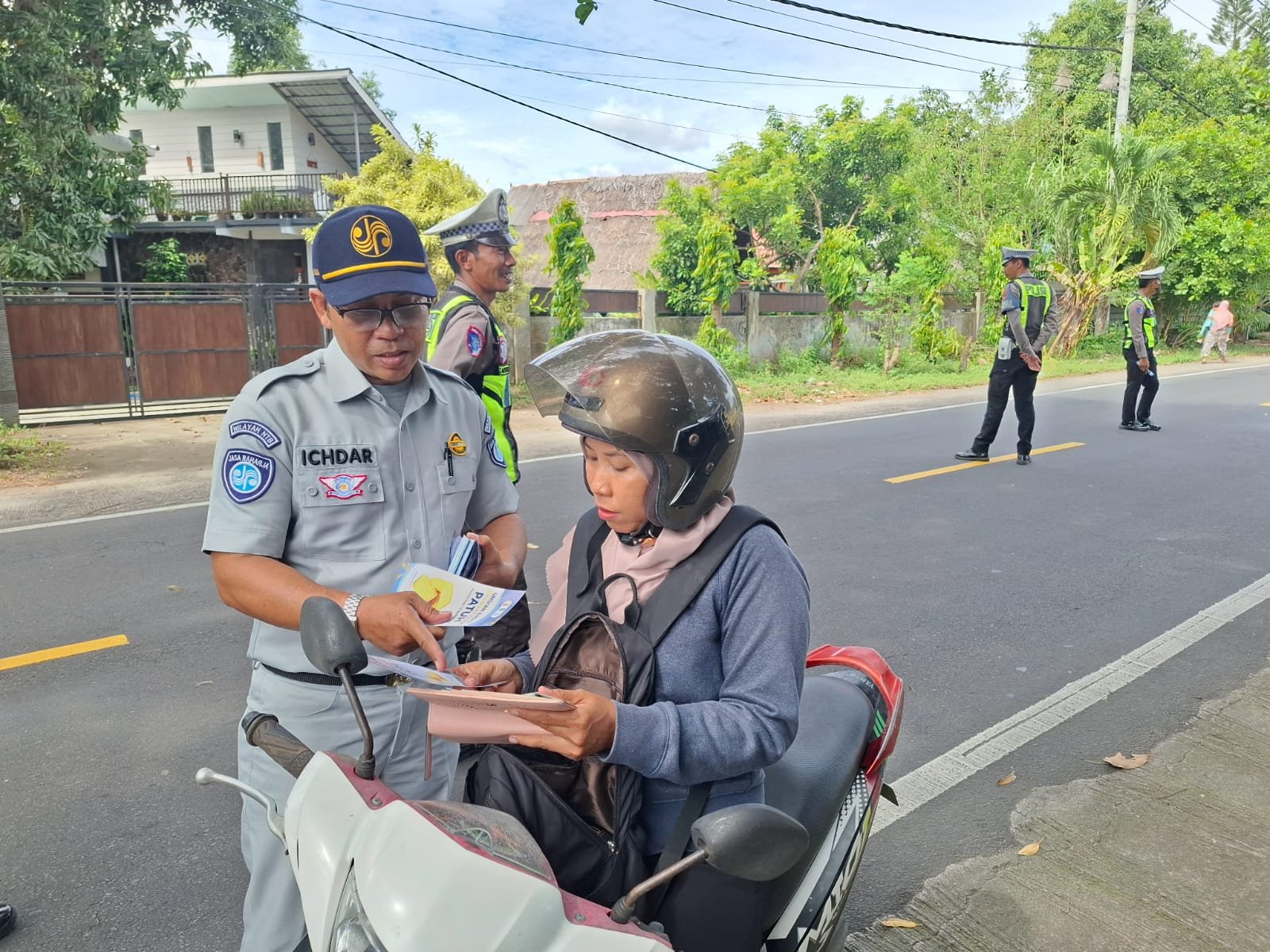 Jasa Raharja NTB Bersama Mitra Gelar Operasi Gabungan dan Sosialisasi Program Emas Bagi Wajib Pajak Patuh di Lombok Utara Jasa Raharja NTB Bersama Mitra Gelar Operasi Gabungan dan Sosialisasi Program Emas Bagi Wajib Pajak Patuh di Lombok Utara