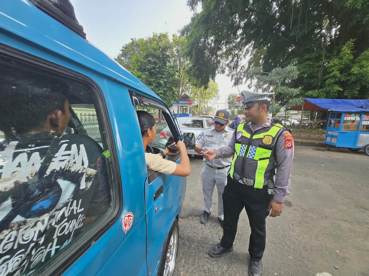 Cek pajak! Samsat Serang melakukan Penertiban dan Pencegahan Kecelakaan Lalu Lintas Cek pajak! Samsat Serang melakukan Penertiban dan Pencegahan Kecelakaan Lalu Lintas