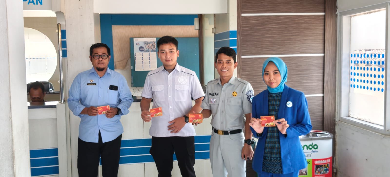 Petugas Samsat Outlet Ciawi Bersama Tim Pembina Samsat Kabupaten Tasikmalaya Gelar Sosialisasi dan Pembagian Voucher bagi Wajib Pajak