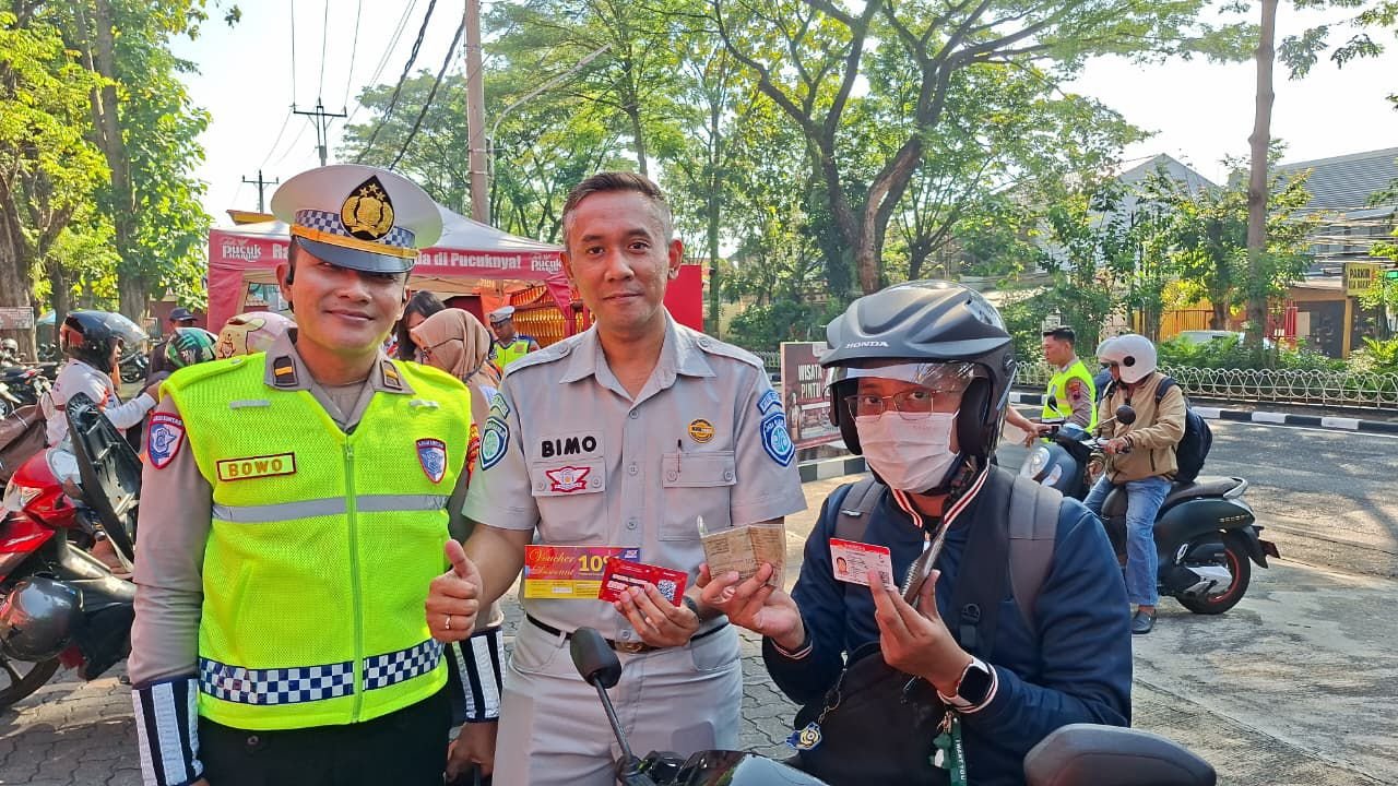 Tim Pembina Samsat Semarang Sosialisasi Kepatuhan Pajak Kendaraan di Jalan Siliwangi Tim Pembina Samsat Semarang Sosialisasi Kepatuhan Pajak Kendaraan di Jalan Siliwangi