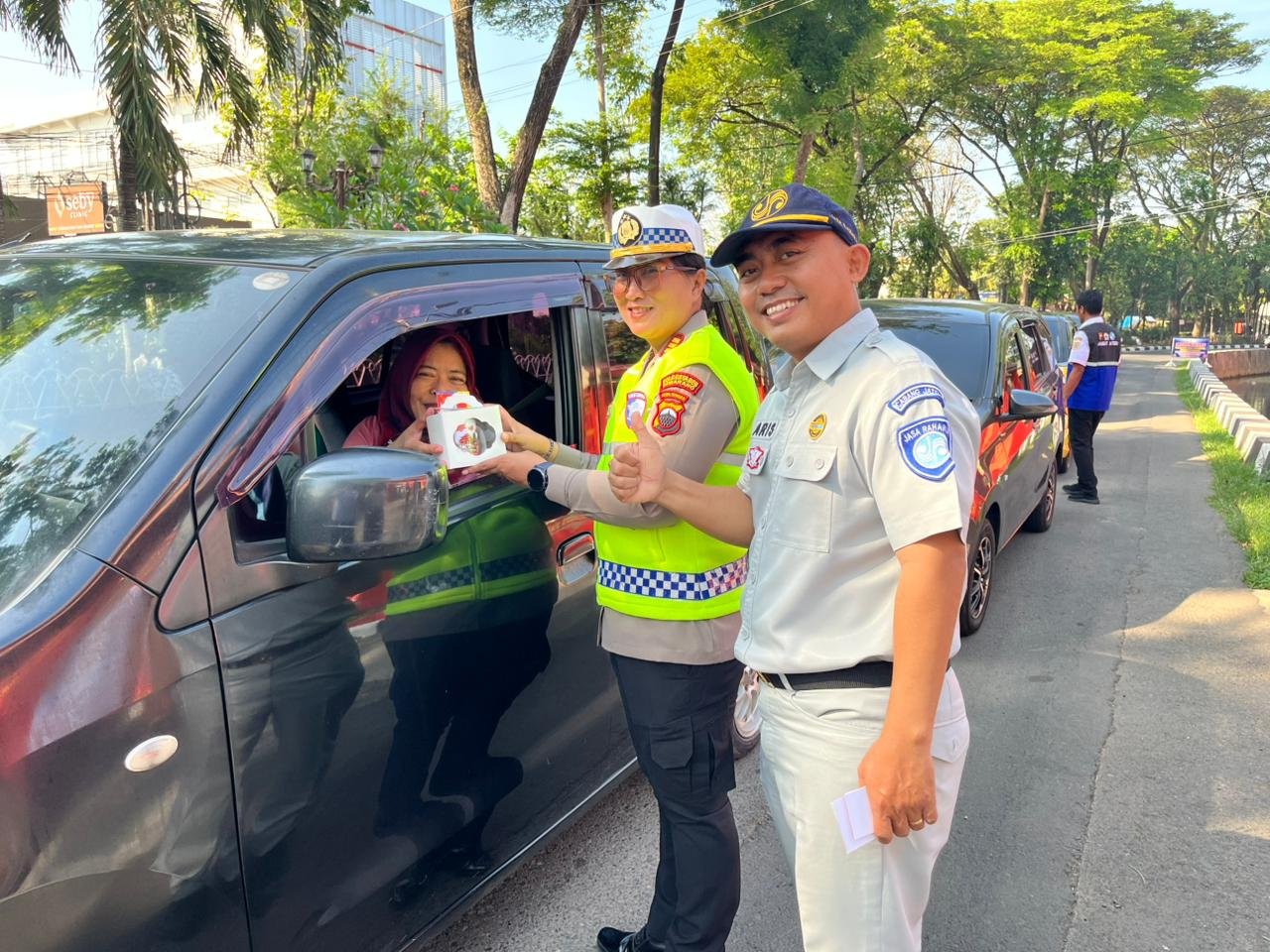 Tim Pembina Samsat Semarang Intensifkan Sosialisasi Kepatuhan Pajak di Kawasan Sam Poo Kong Tim Pembina Samsat Semarang Intensifkan Sosialisasi Kepatuhan Pajak di Kawasan Sam Poo Kong