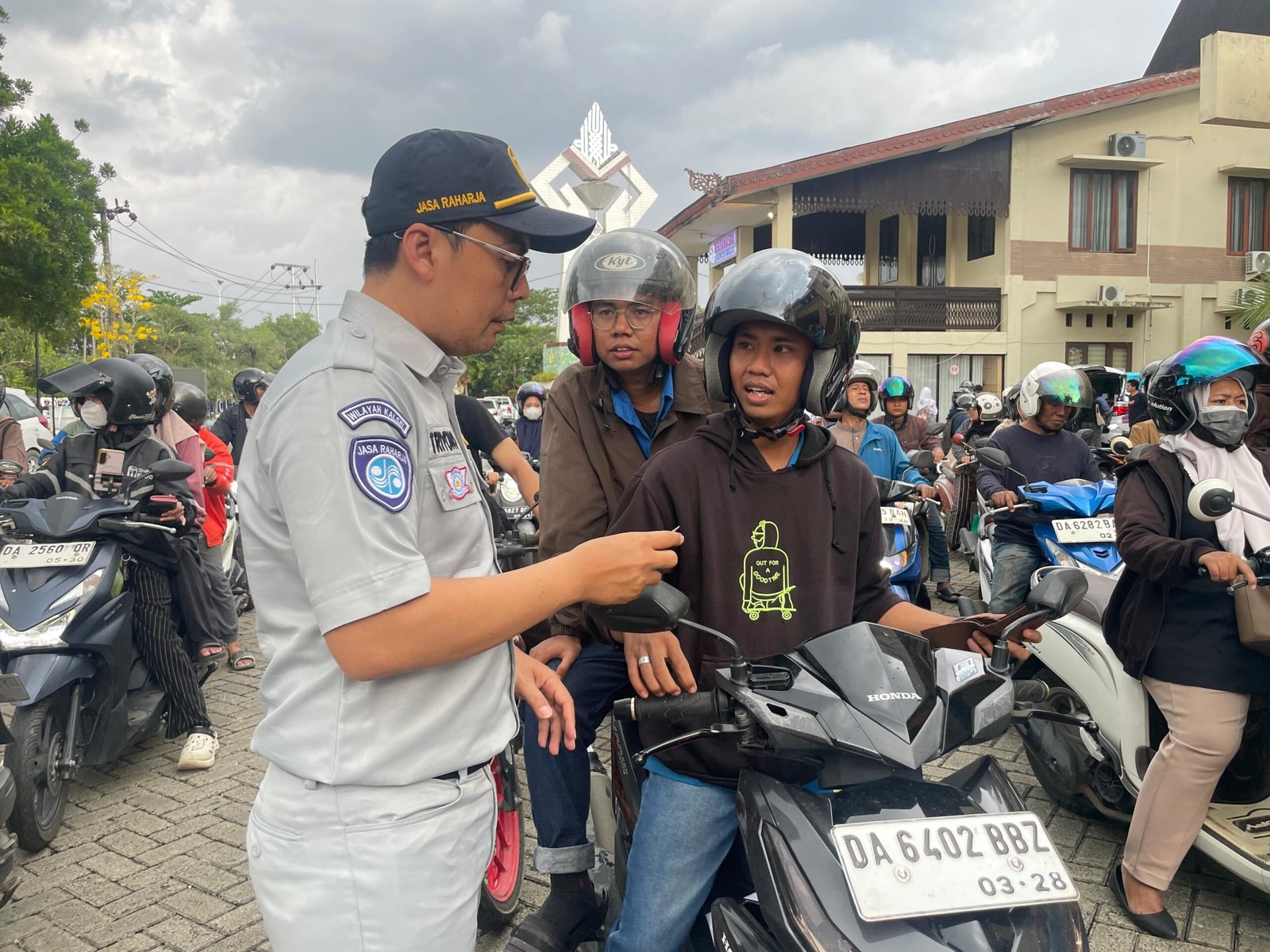 Tim Pembina Samsat Martapura Padukan Edukasi dan Layanan, Taat Pajak Berhadiah Emas