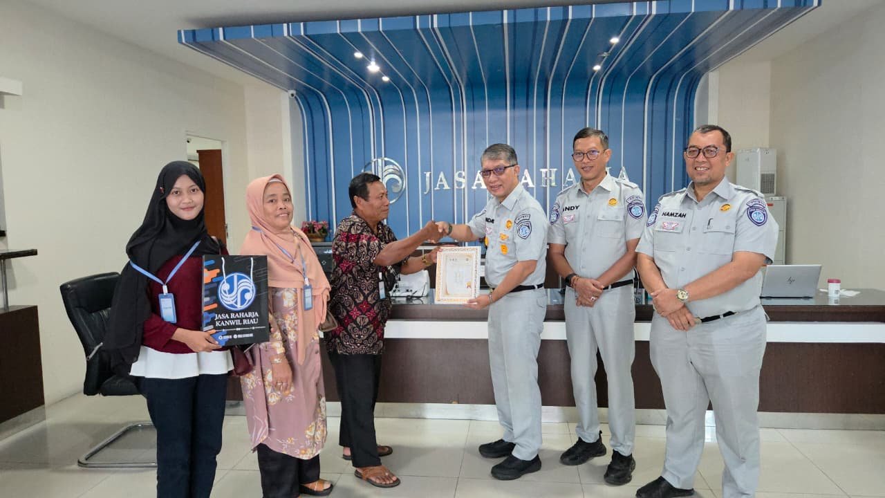 Jasa Raharja Kanwil Riau Serahkan Hadiah Apresiasi Emas kepada Wajib Pajak Periode I