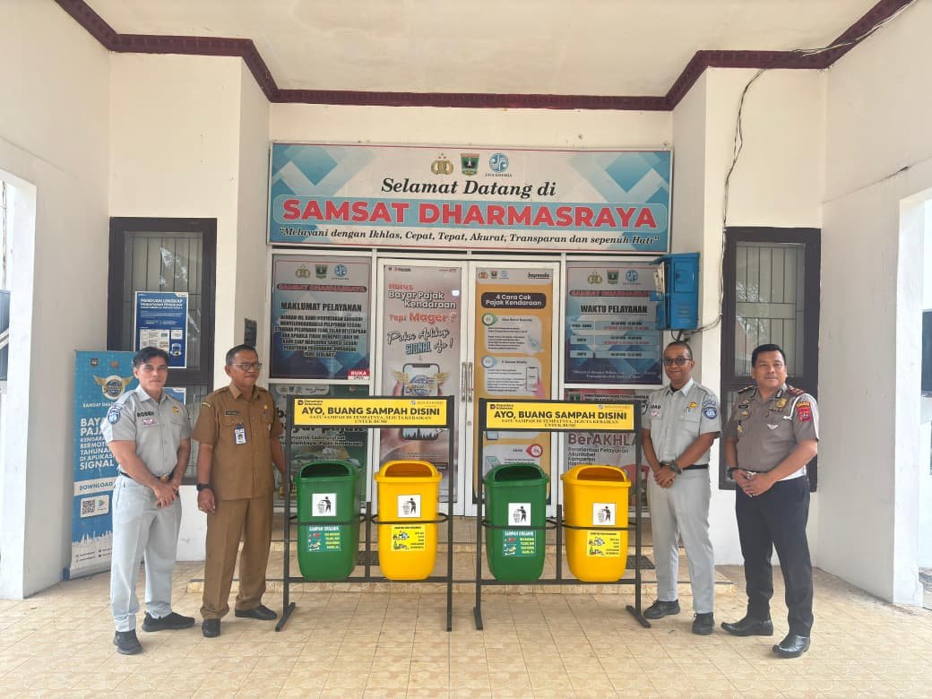 Jasa Raharja Sumbar Serahkan Bantuan Bak Sampah di Samsat Dharmasraya, Perkuat Sinergi Pelayanan Publik Jasa Raharja Sumbar Serahkan Bantuan Bak Sampah di Samsat Dharmasraya, Perkuat Sinergi Pelayanan Publik