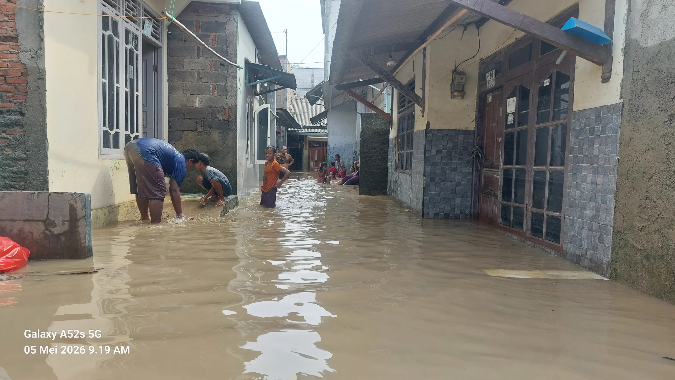 Warga Kampung Lebak Bekasi Kebanjiran Empat Kali dalam Dua Pekan