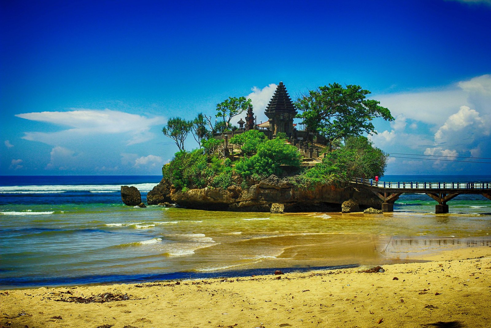 Viral! Pantai Balekambang Dijuluki Tanah Lot-nya Jawa Timur, Ini Daya Tariknya