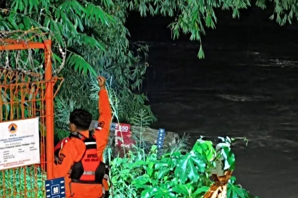 TMA Kali Bekasi Naik Drastis, BPBD Bunyi­kan Sirine Peringatan Banjir