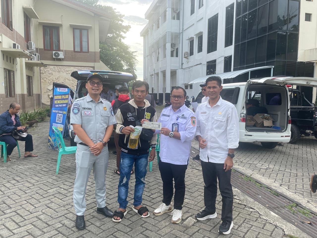 Tim Pembina Samsat Martapura Hadirkan Pelayanan Aktif, Pengendara Diajak Tertib Pajak Tim Pembina Samsat Martapura Hadirkan Pelayanan Aktif, Pengendara Diajak Tertib Pajak