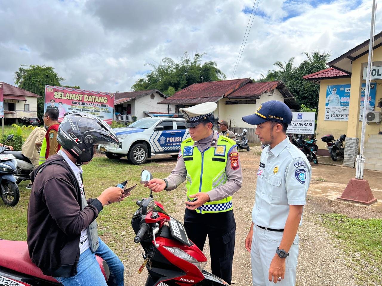 Jasa Raharja Putussibau Bersama Tim Pembina Samsat Kapuas Hulu Gelar Operasi Gabungan di Putussibau Utara Jasa Raharja Putussibau Bersama Tim Pembina Samsat Kapuas Hulu Gelar Operasi Gabungan di Putussibau Utara
