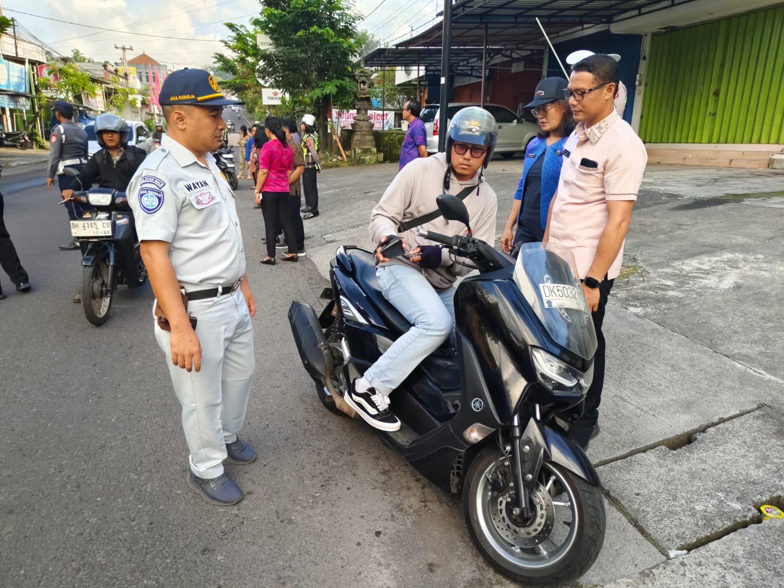 Razia Gabungan di Depan Kantor Samsat Klungkung, Dorong Kepatuhan Pajak dan Keselamatan Berlalu Lintas Razia Gabungan di Depan Kantor Samsat Klungkung, Dorong Kepatuhan Pajak dan Keselamatan Berlalu Lintas