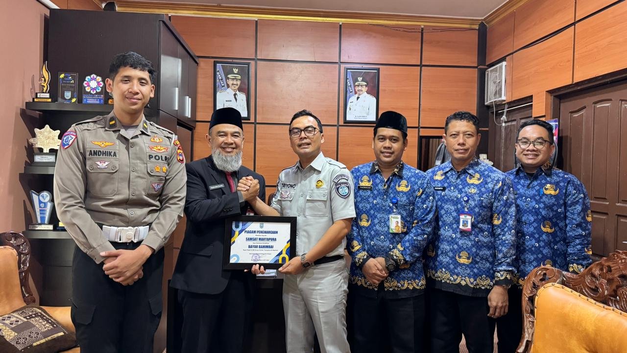 Tim Pembina Samsat Martapura Raih Penghargaan Inovasi Pembayaran Pajak di Kabupaten Banjar Tim Pembina Samsat Martapura Raih Penghargaan Inovasi Pembayaran Pajak di Kabupaten Banjar