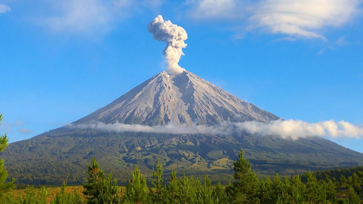 Gunung Semeru Erupsi Disertai Awan Panas Guguran, Warga Diminta Waspada