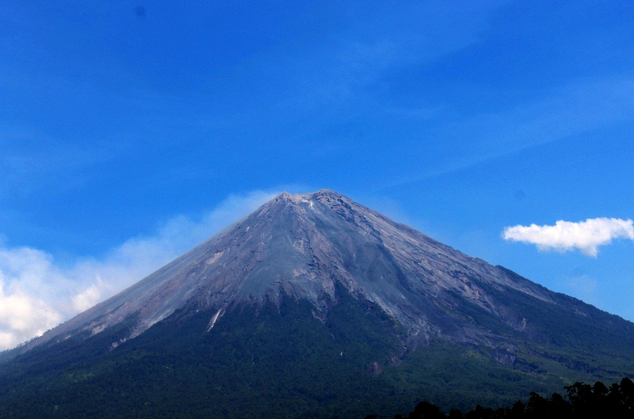 Erupsi Gunung Semeru Pagi Ini, Kolom Abu Capai 1.200 Meter