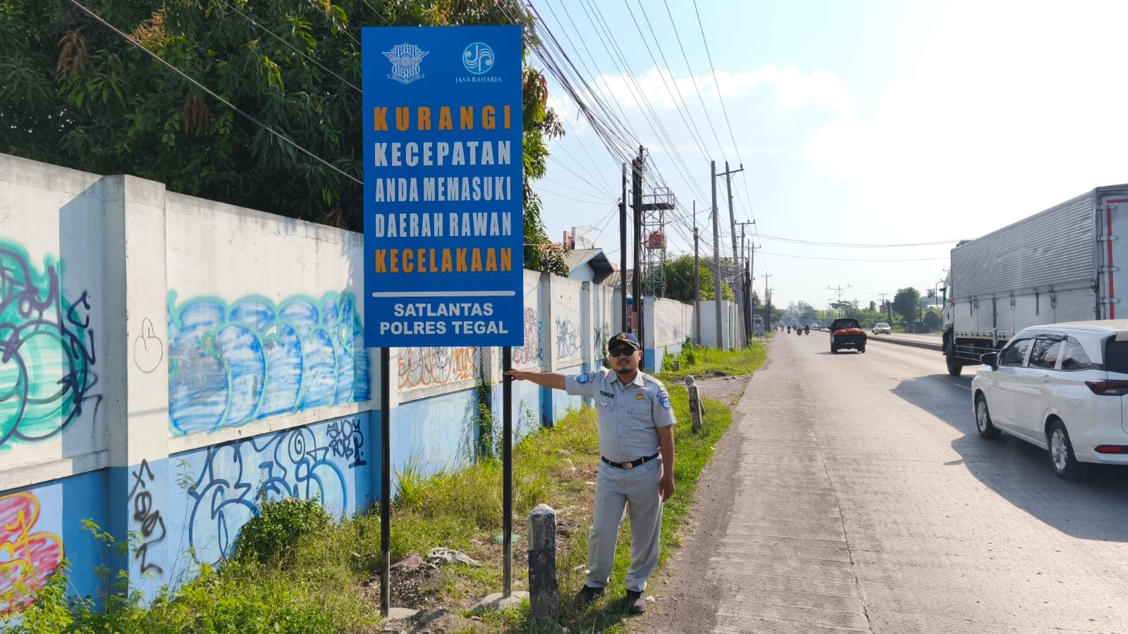Jasa Raharja dan Satlantas Polres Tegal Perkuat Upaya Pencegahan Kecelakaan Melalui Pemasangan Rambu Peringatan di Titik Rawan Laka Lantas