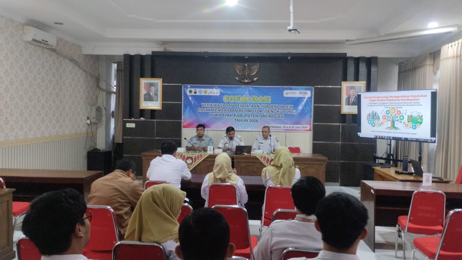 Tim Pembina Samsat Purwodadi dan BPKPAD Grobogan Sosialisasikan Aplikasi Sengkuyung untuk Optimalkan Pajak Kendaraan Tim Pembina Samsat Purwodadi dan BPKPAD Grobogan Sosialisasikan Aplikasi Sengkuyung untuk Optimalkan Pajak Kendaraan