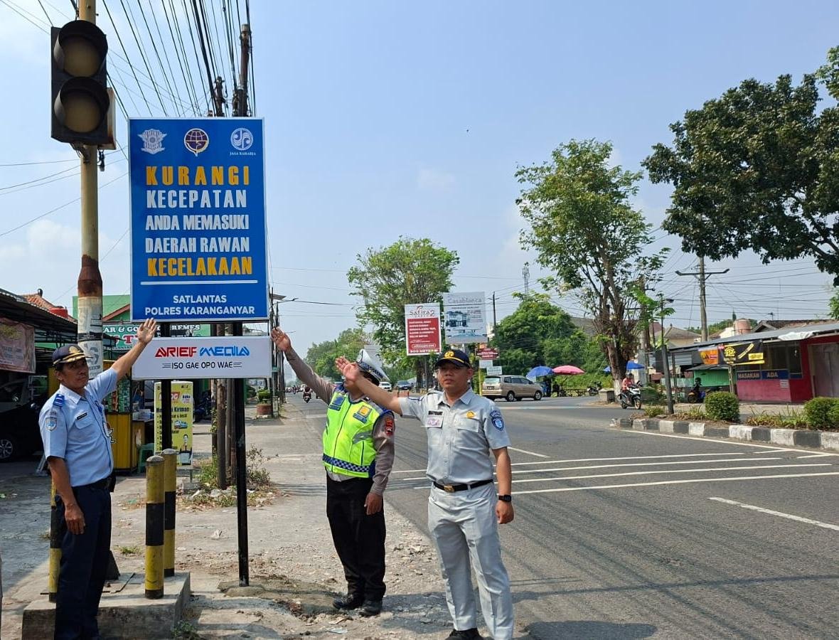 Tekan Angka Kecelakaan, Papan Imbauan Keselamatan Dipasang di Titik Rawan Laka Jaten dan Colomadu