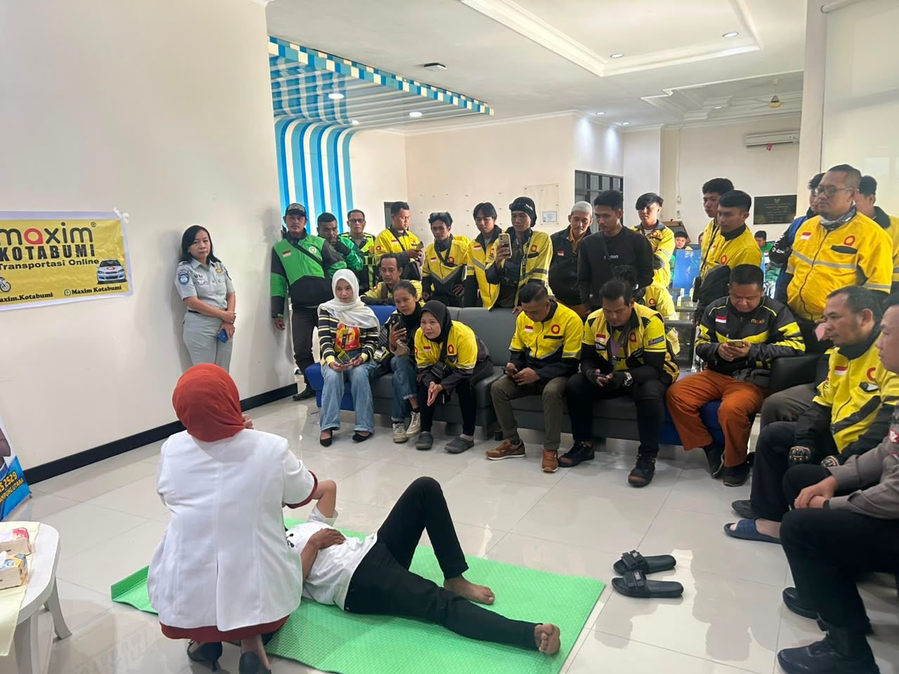 Jasa Raharja Kotabumi Edukasi Komunitas Ojek Online tentang Lapor Laka, PPGD, dan Keselamatan Berlalu Lintas