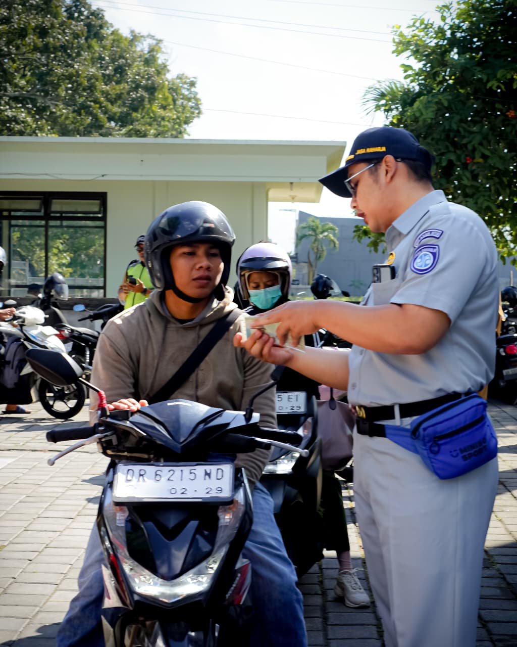 Perkuat Kepatuhan Wajib Pajak, Jasa Raharja NTB Ikuti Operasi Gabungan di Mall Pelayanan Publik Lombok Barat Perkuat Kepatuhan Wajib Pajak, Jasa Raharja NTB Ikuti Operasi Gabungan di Mall Pelayanan Publik Lombok Barat