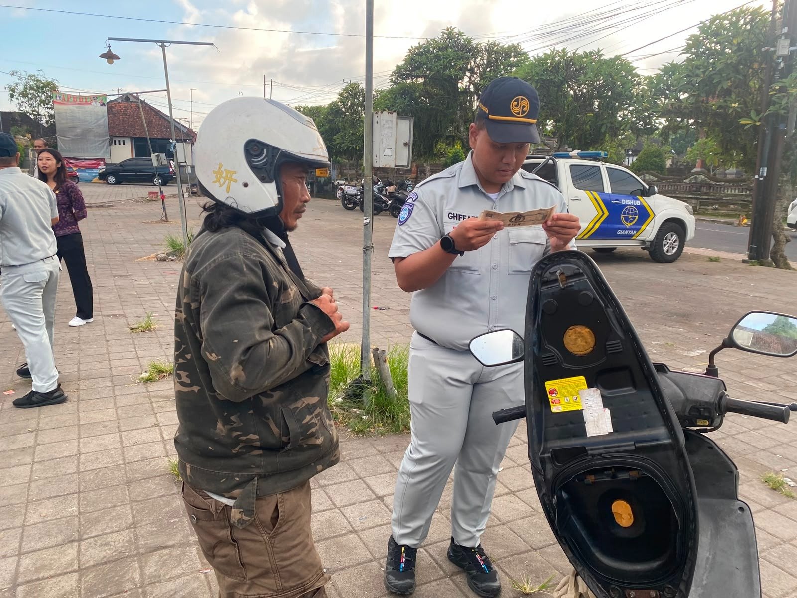 Razia Gabungan Samsat Gianyar, Tingkatkan Kepatuhan dan Keselamatan Berkendara Razia Gabungan Samsat Gianyar, Tingkatkan Kepatuhan dan Keselamatan Berkendara