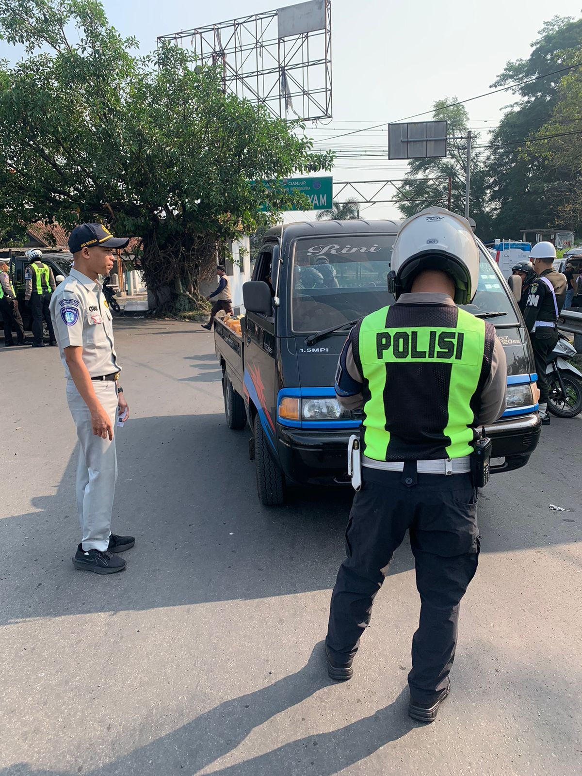 Tim Pembina Samsat Kabupaten Cianjur Gelar Operasi Pajak Kendaraan Bermotor di Terminal Pasir Hayam dan Tugu Lampu Gentur Tim Pembina Samsat Kabupaten Cianjur Gelar Operasi Pajak Kendaraan Bermotor di Terminal Pasir Hayam dan Tugu Lampu Gentur