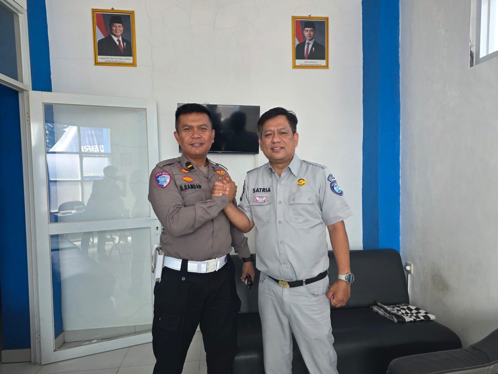 PT Jasa Raharja Koordinasi dengan Kanit Gakkum Polres Tasikmalaya untuk Percepatan Penanganan Korban Kecelakaan Lalu Lintas PT Jasa Raharja Koordinasi dengan Kanit Gakkum Polres Tasikmalaya untuk Percepatan Penanganan Korban Kecelakaan Lalu Lintas