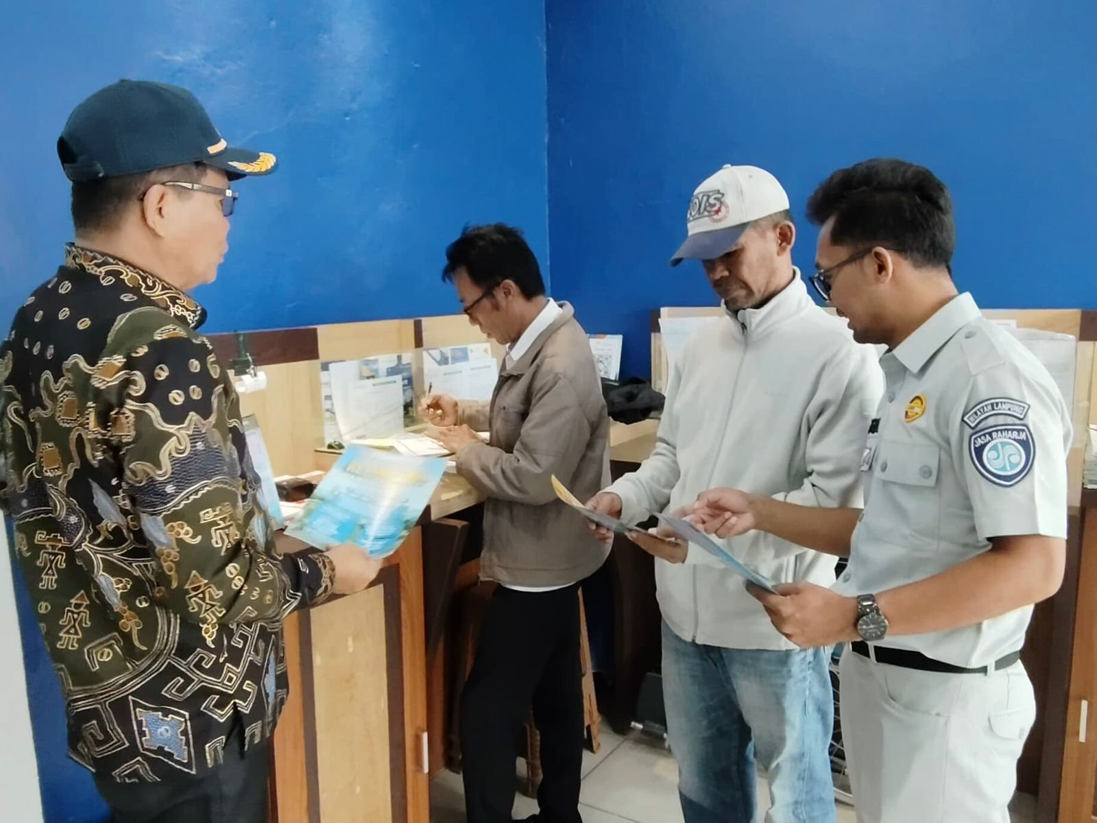 Jasa Raharja dan Samsat Pesisir Barat Gencarkan Sosialisasi Keringanan PKB dan SWDKLLJ kepada Nasabah Perbankan Jasa Raharja dan Samsat Pesisir Barat Gencarkan Sosialisasi Keringanan PKB dan SWDKLLJ kepada Nasabah Perbankan
