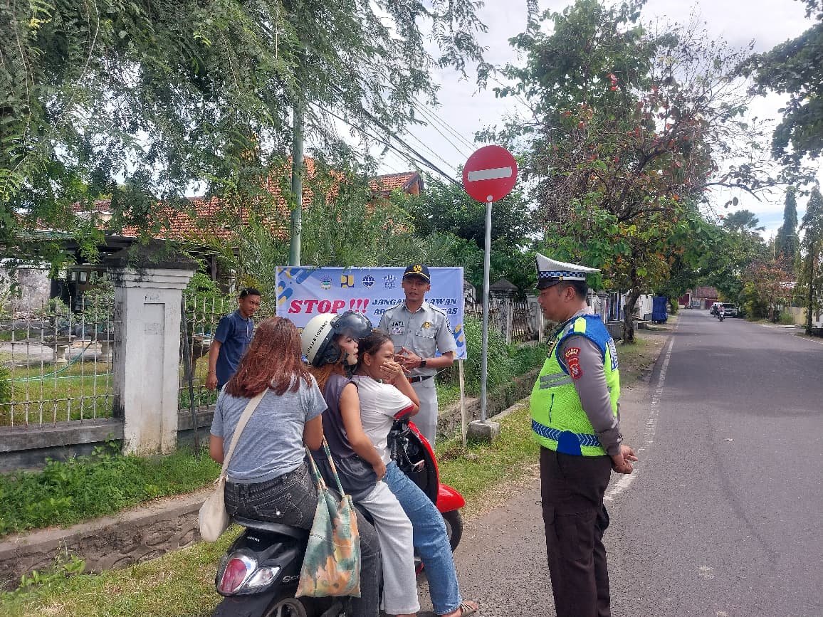Cegah Risiko Kecelakaan, Jasa Raharja Sumbawa dan Polres Sumbawa Tertibkan Pengendara Melawan Arus Cegah Risiko Kecelakaan, Jasa Raharja Sumbawa dan Polres Sumbawa Tertibkan Pengendara Melawan Arus