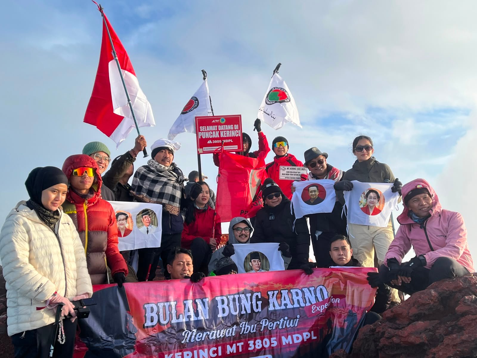 Hasto Kristiyanto Rayakan Bulan Bung Karno dengan Pendakian di Gunung Kerinci
