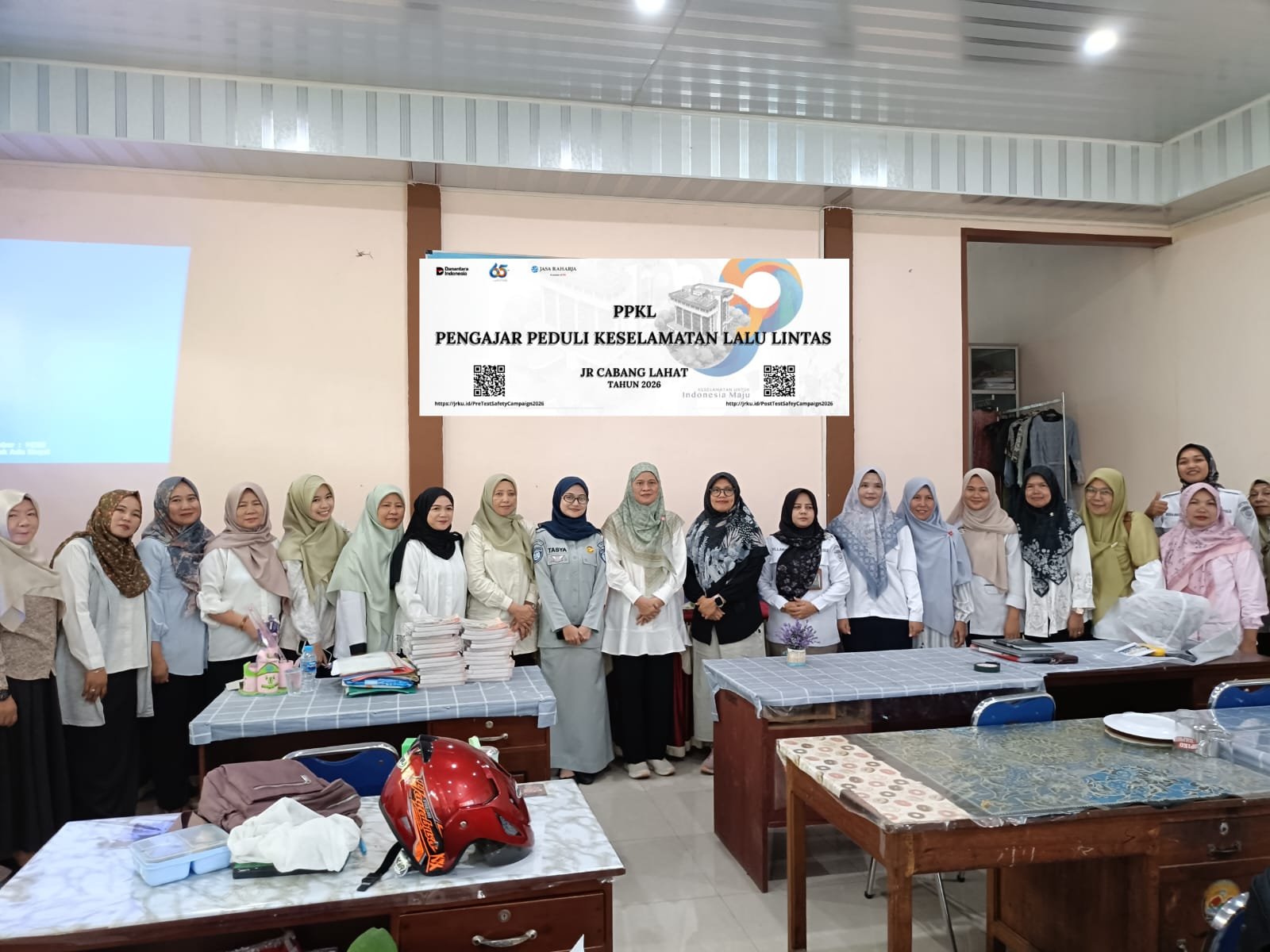 Jasa Raharja Cabang Lahat Gelar PPKL di SMKN 2 Lahat, Perkuat Peran Guru dalam Menanamkan Kesadaran Keselamatan Berlalu Lintas Jasa Raharja Cabang Lahat Gelar PPKL di SMKN 2 Lahat, Perkuat Peran Guru dalam Menanamkan Kesadaran Keselamatan Berlalu Lintas