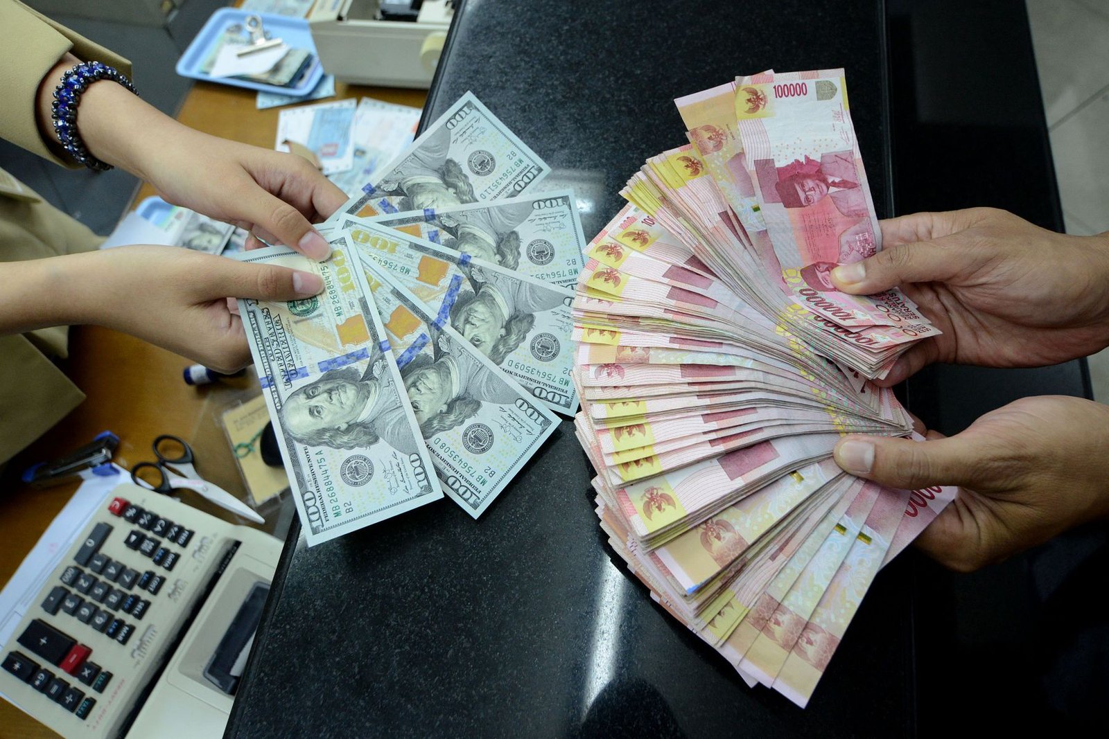 Rupiah Awal Pekan Melemah 72 Poin, Sentuh Level Rp17.931 per Dolar AS Rupiah Awal Pekan Melemah 72 Poin, Sentuh Level Rp17.931 per Dolar AS