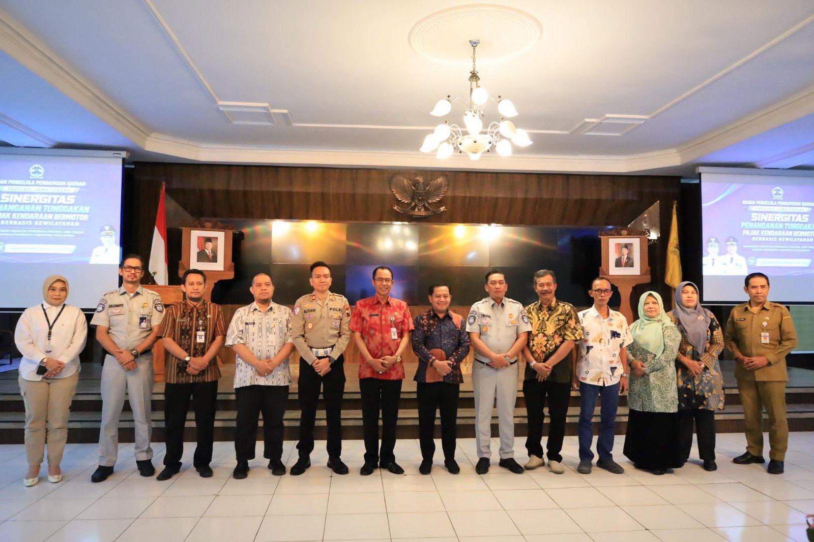 Tim Pembina Samsat Jawa Tengah Gelar Roadshow di Kabupaten Pekalongan, Perkuat Sinergi Tingkatkan Kepatuhan Pajak Kendaraan Bermotor Tim Pembina Samsat Jawa Tengah Gelar Roadshow di Kabupaten Pekalongan, Perkuat Sinergi Tingkatkan Kepatuhan Pajak Kendaraan Bermotor