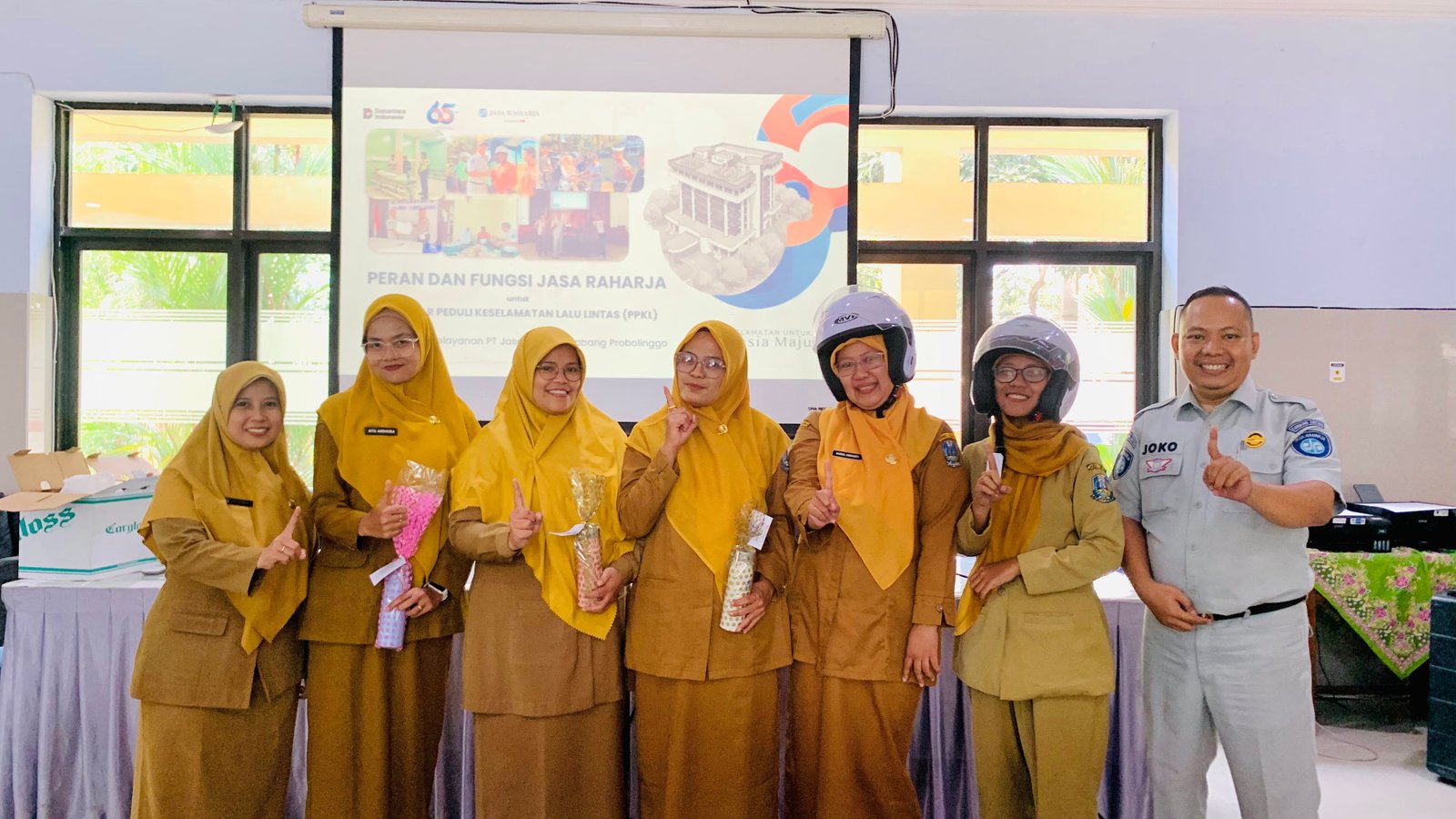 Jasa Raharja Edukasi Pengajar SMA Negeri 1 Lumajang untuk Wujudkan Budaya Tertib Berlalu Lintas. Jasa Raharja Edukasi Pengajar SMA Negeri 1 Lumajang untuk Wujudkan Budaya Tertib Berlalu Lintas.