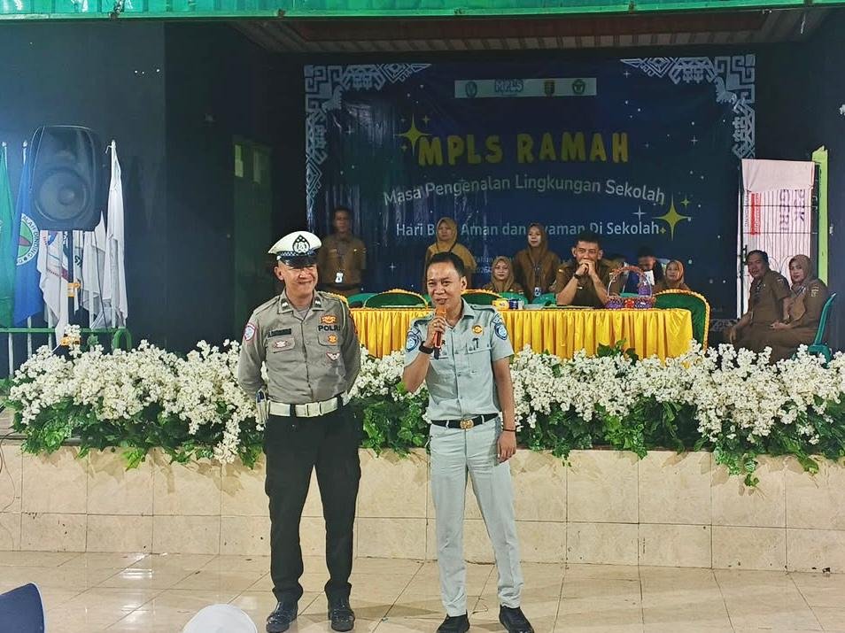 Jasa Raharja Bersama UPTD Samsat dan Satlantas Polres Tanggamus Edukasi Keselamatan Berlalu Lintas kepada Siswa Baru SMAN 1 Talang Padang