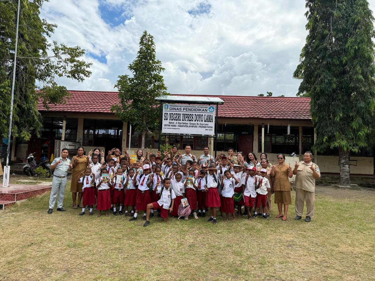 Jasa Raharja Papua Bersama KKN-PPM UGM Jejak Jayapura 2026 Edukasi Siswa SD Negeri Doyo Lama tentang Keselamatan dan Tertib Berlalu Lintas Jasa Raharja Papua Bersama KKN-PPM UGM Jejak Jayapura 2026 Edukasi Siswa SD Negeri Doyo Lama tentang Keselamatan dan Tertib Berlalu Lintas