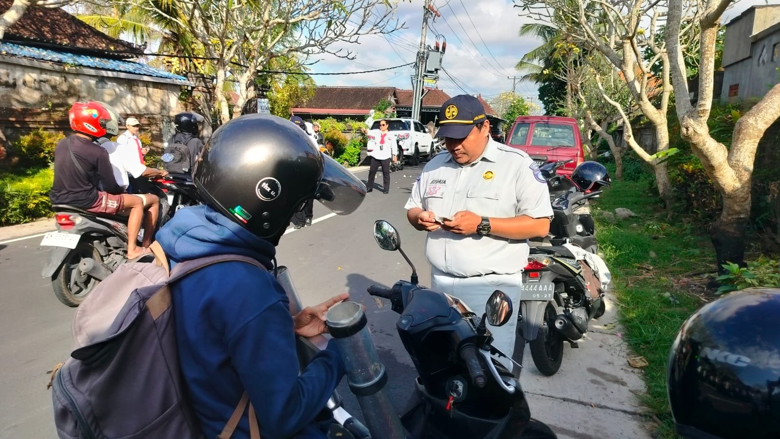 Tingkatkan Kepatuhan Administrasi Kendaraan, Tim Pembina Samsat Badung Gelar Operasi Gabungan di Abiansemal Tingkatkan Kepatuhan Administrasi Kendaraan, Tim Pembina Samsat Badung Gelar Operasi Gabungan di Abiansemal