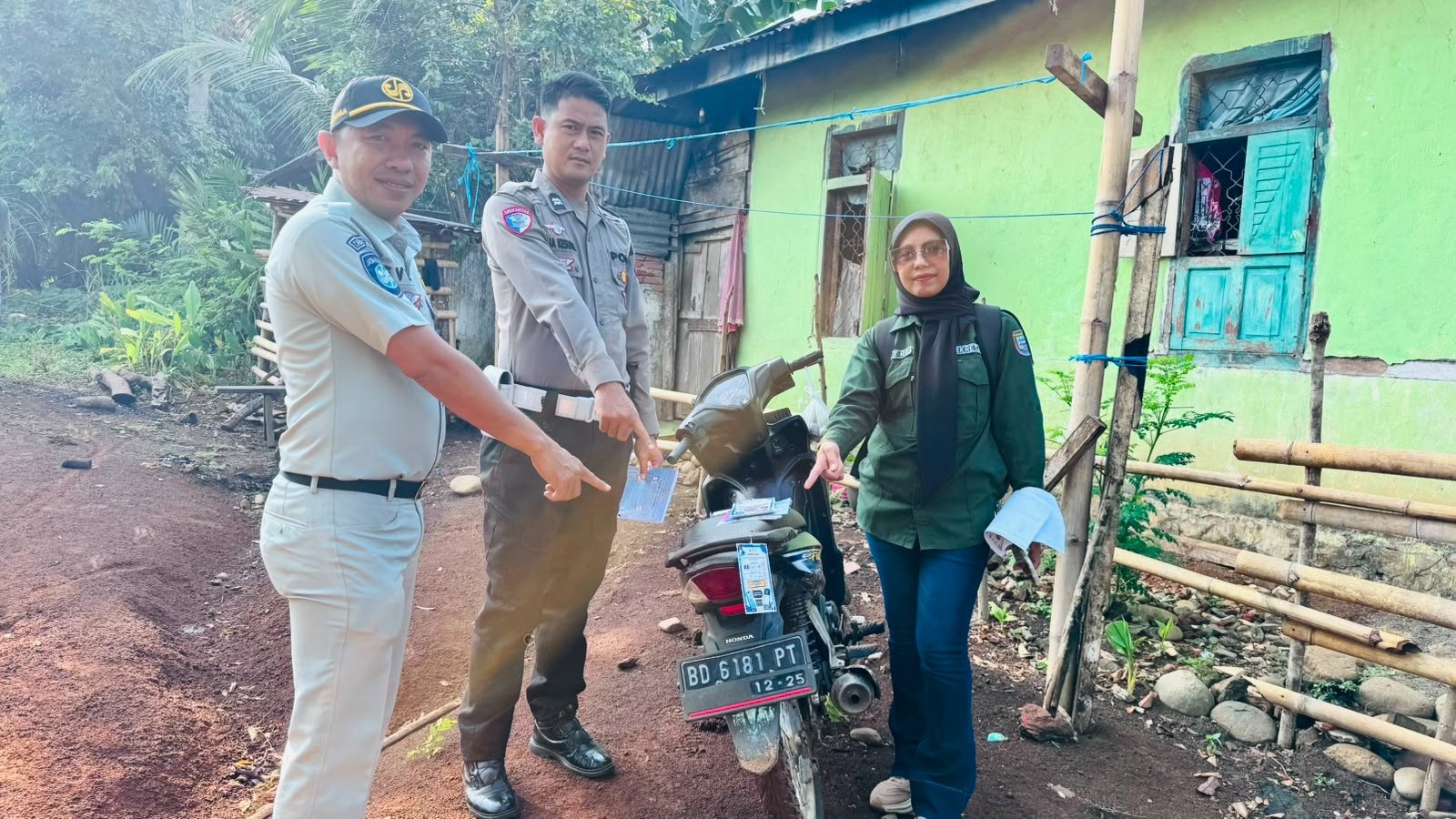 Tim Pembina Samsat Hadir di Pasar Tumbuan, Edukasi Wajib Pajak dan Kenalkan Layanan Digital Tim Pembina Samsat Hadir di Pasar Tumbuan, Edukasi Wajib Pajak dan Kenalkan Layanan Digital