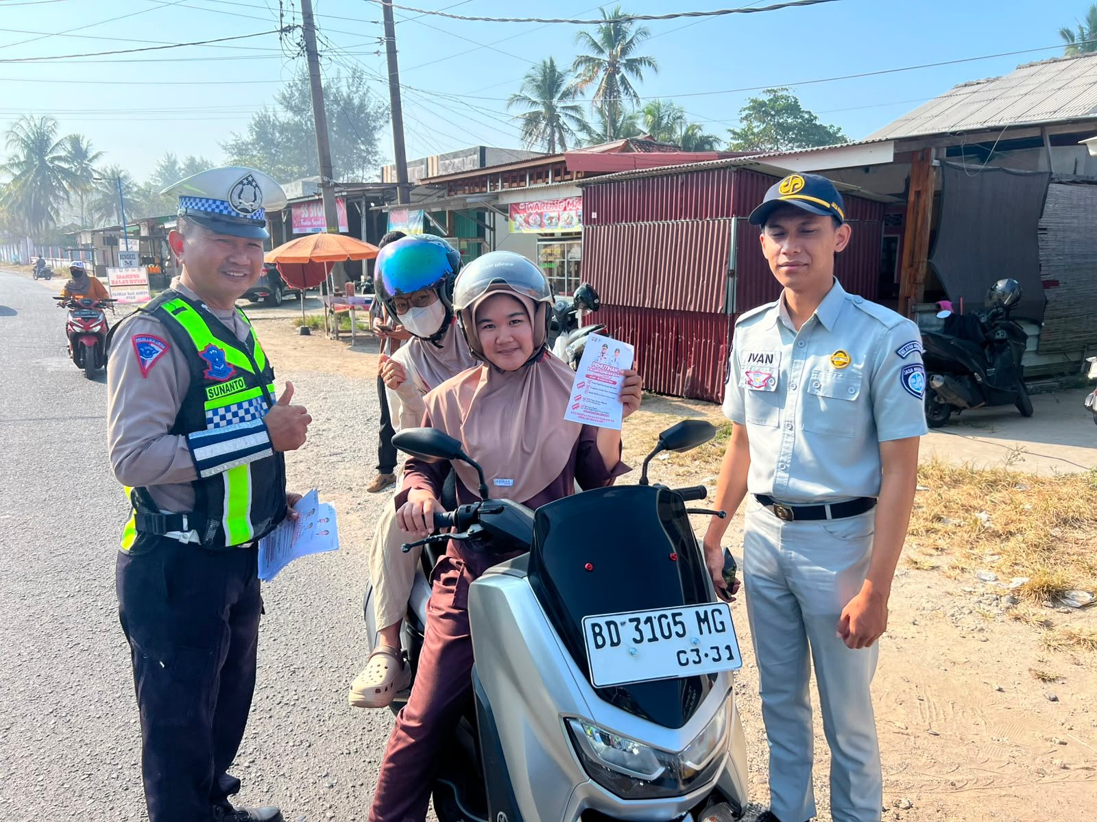 Operasi Patuh Pajak Samsat Kaur Tingkatkan Kesadaran Wajib Pajak, Empat Kendaraan Manfaatkan Layanan di Lokasi Operasi Patuh Pajak Samsat Kaur Tingkatkan Kesadaran Wajib Pajak, Empat Kendaraan Manfaatkan Layanan di Lokasi