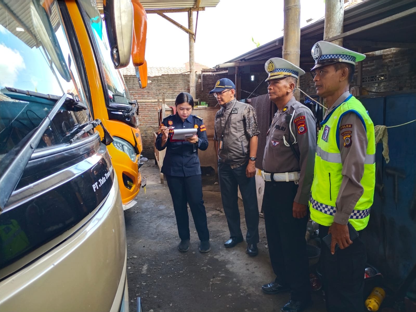 Jelang Peningkatan Mobilitas Wisata, Tim Gabungan Lakukan Ramp Check Bus Pariwisata di Bantul Jelang Peningkatan Mobilitas Wisata, Tim Gabungan Lakukan Ramp Check Bus Pariwisata di Bantul