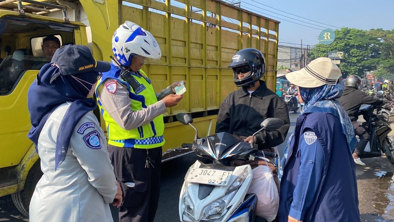 PT Jasa Raharja (Persero) Kanwil Utama Jawa Barat Bersama Tim Pembina Samsat Gelar Operasi Gabungan di Wilayah Rancaekek untuk Tingkatkan Kepatuhan Wajib Pajak dan Keselamatan Berlalu Lintas PT Jasa Raharja (Persero) Kanwil Utama Jawa Barat Bersama Tim Pembina Samsat Gelar Operasi Gabungan di Wilayah Rancaekek untuk Tingkatkan Kepatuhan Wajib Pajak dan Keselamatan Berlalu Lintas