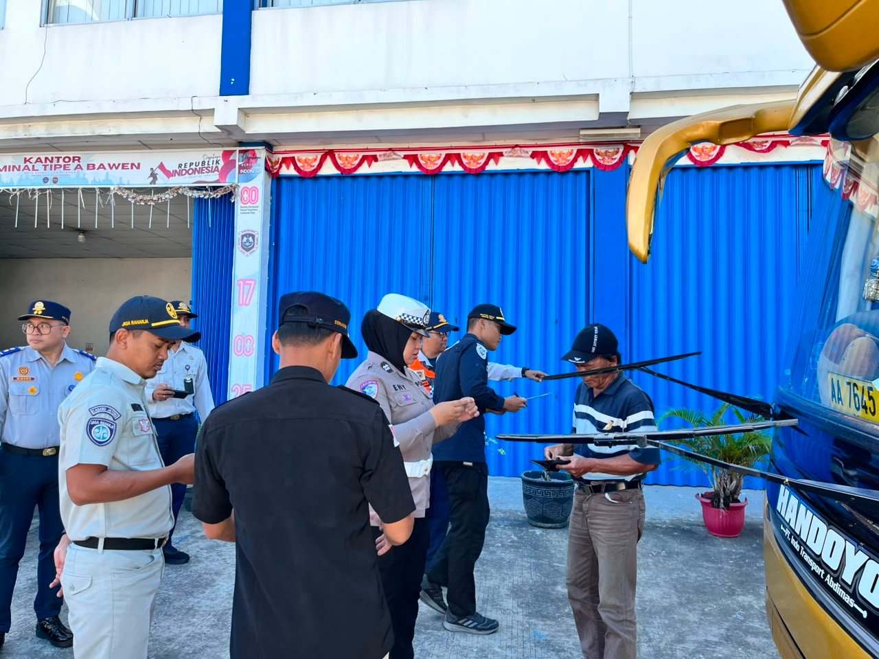 Jamin Libur Sekolah Aman, Tim Gabungan dan Jasa Raharja Ungaran Gelar Ramp Check di Teminal Bawen Jamin Libur Sekolah Aman, Tim Gabungan dan Jasa Raharja Ungaran Gelar Ramp Check di Teminal Bawen