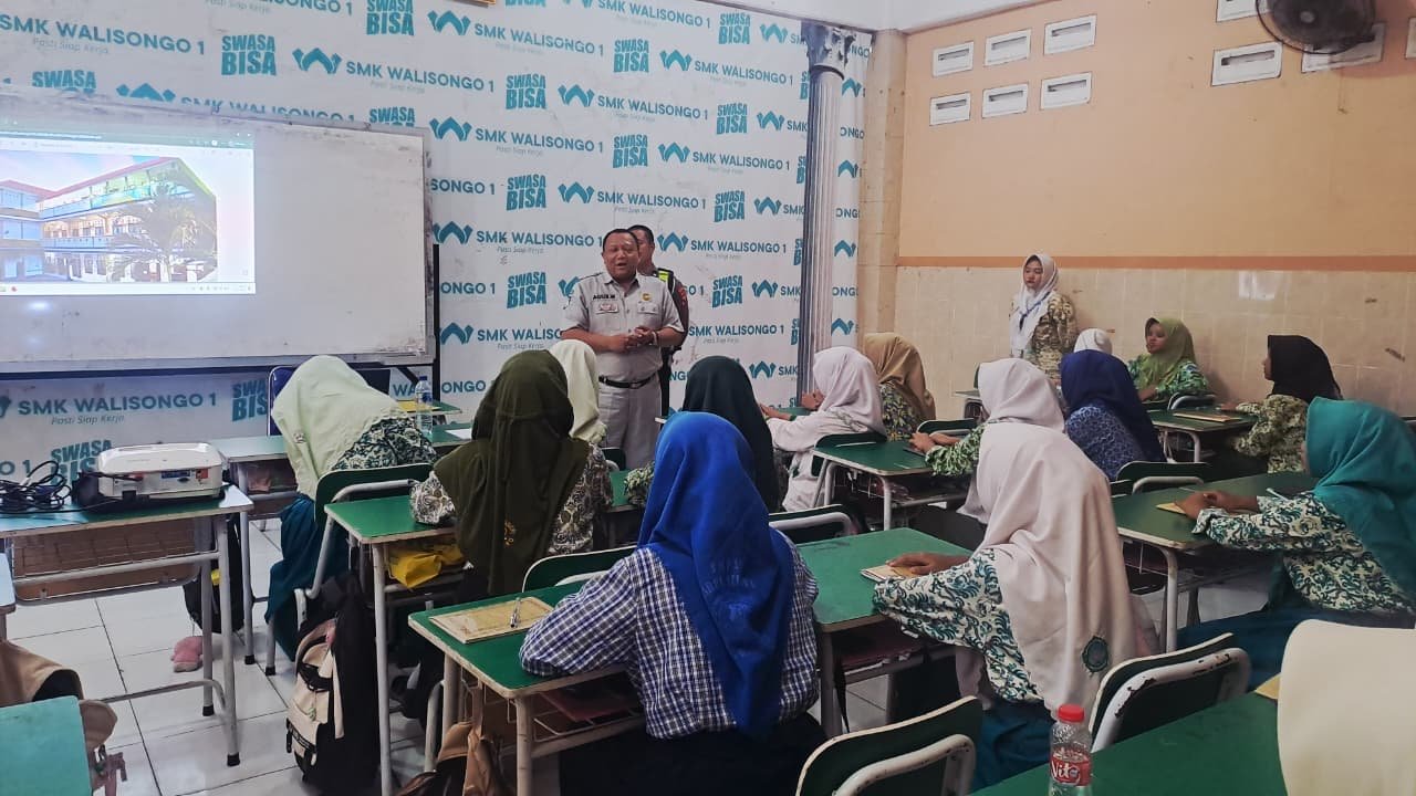 Bangun Budaya Tertib Lalu Lintas di Sekolah, Samsat Bangil Gelar Giat PPKL Bersama Staf dan Guru SMA Walisongo Gempol Bangun Budaya Tertib Lalu Lintas di Sekolah, Samsat Bangil Gelar Giat PPKL Bersama Staf dan Guru SMA Walisongo Gempol