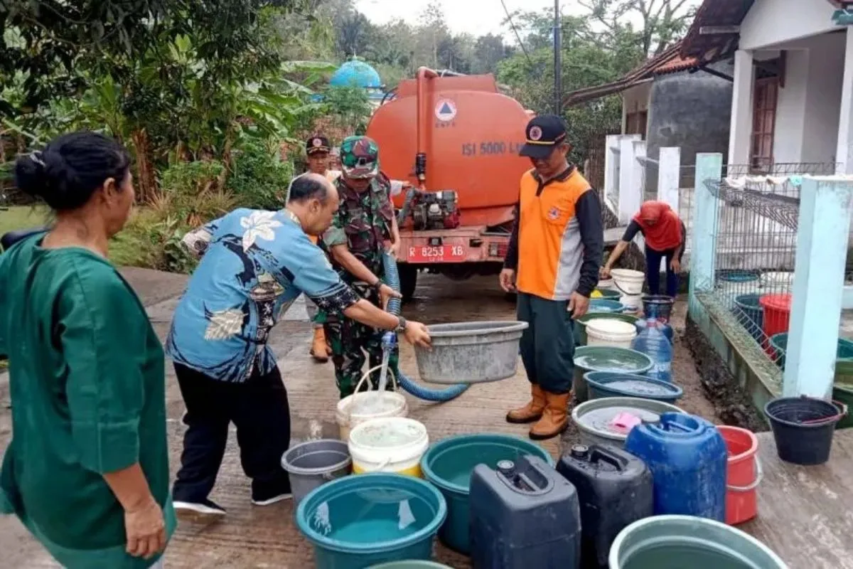 BPBD Cilacap Salurkan 117.000 Liter Air Bersih untuk Delapan Desa Terdampak Kekeringan BPBD Cilacap Salurkan 117.000 Liter Air Bersih untuk Delapan Desa Terdampak Kekeringan