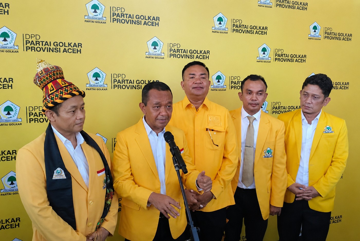 Lantik Pengurus Golkar Aceh, Bahlil Tekankan Konsolidasi Demi Tambah Kursi Pemilu Lantik Pengurus Golkar Aceh, Bahlil Tekankan Konsolidasi Demi Tambah Kursi Pemilu