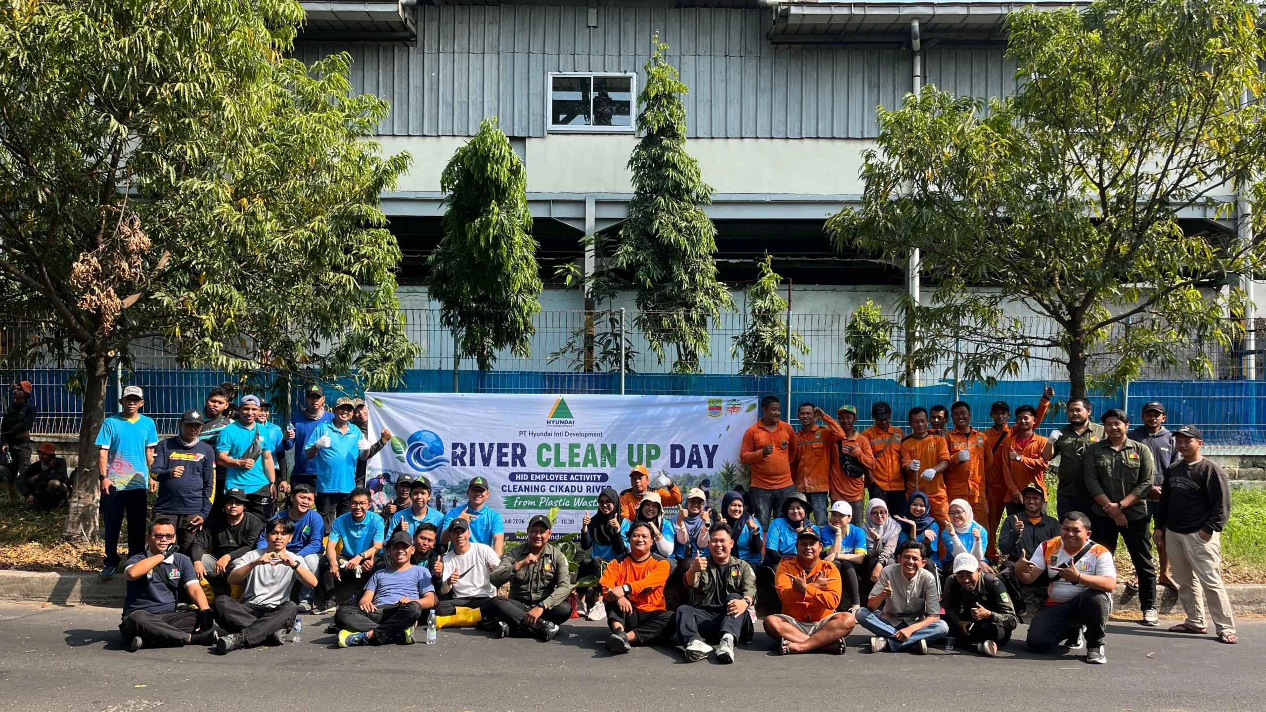 DLH Bekasi Gandeng Hyundai Gelar Aksi Bersih Sungai Cikadu dan Penghijauan Bantaran