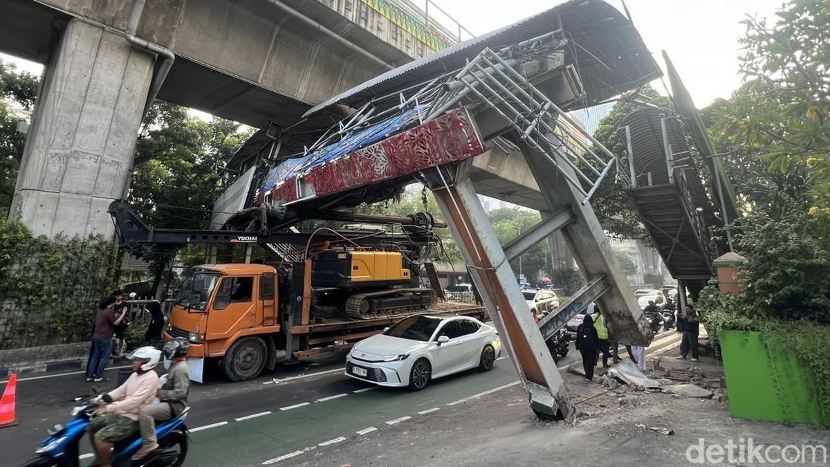 Truk Crane Tersangkut JPO Tendean, Lalu Lintas Arah Blok M Macet Parah Truk Crane Tersangkut JPO Tendean, Lalu Lintas Arah Blok M Macet Parah