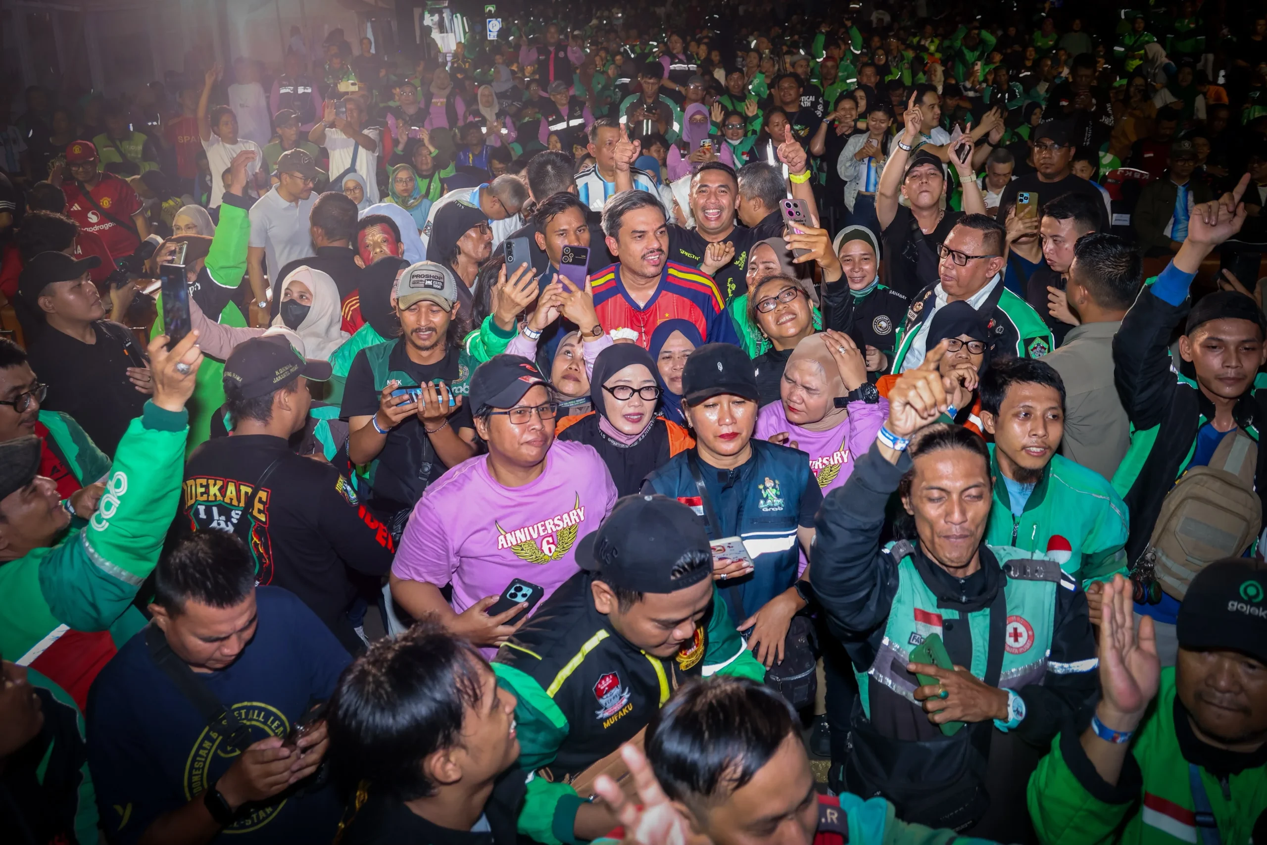 Menteri UMKM Nobar Bareng Ojol, Tegaskan Peran Penggerak Ekonomi Digital Menteri UMKM Nobar Bareng Ojol, Tegaskan Peran Penggerak Ekonomi Digital